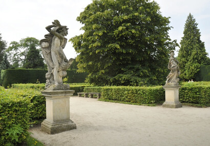 Sochy ve francouzské zahradě